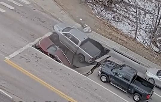 États-Unis : Deux voitures englouties par un gouffre sur chaussée affaissée