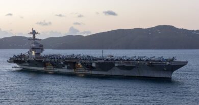 États-Unis : Le plus grand porte-avions du monde en Méditerranée, menaces de frappes en Iran