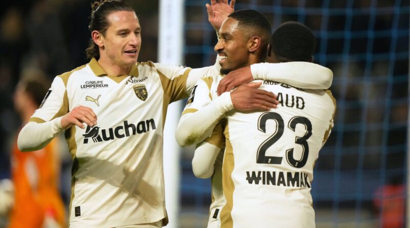 Football : Lens écrase Paris FC et reprend la tête de Ligue 1