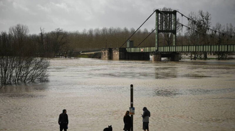 France : 81 départements en alerte rouge pour crues et intempéries