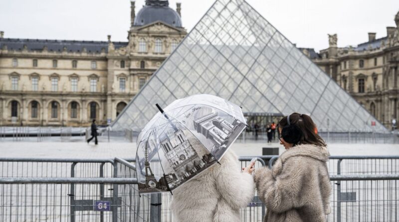 France : après "le casse du siècle", 10 millions d'euros de fraude au Louvre