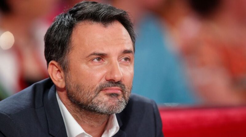 Frédéric Lopez soutient une victime d’un brouteur imitant son identité.