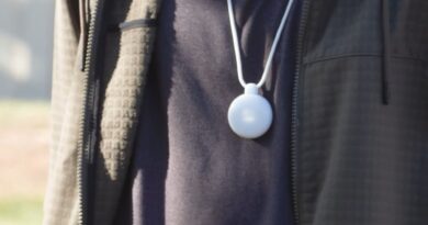 Friend, le collier IA qui interroge nos liens sociaux sans devenir un ami
