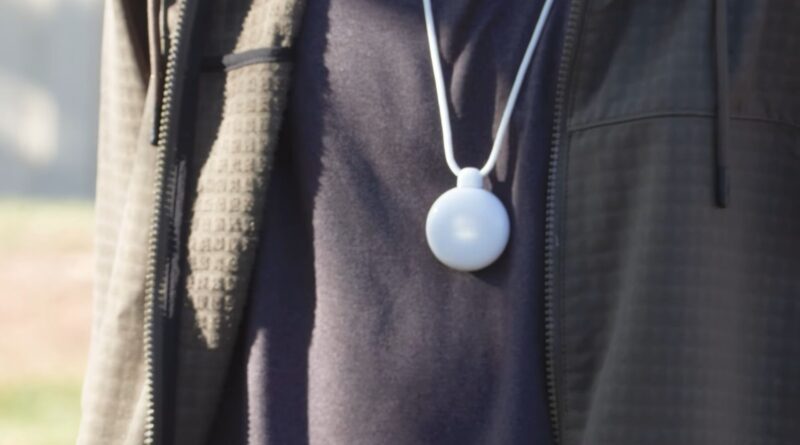 Friend, le collier IA qui interroge nos liens sociaux sans devenir un ami