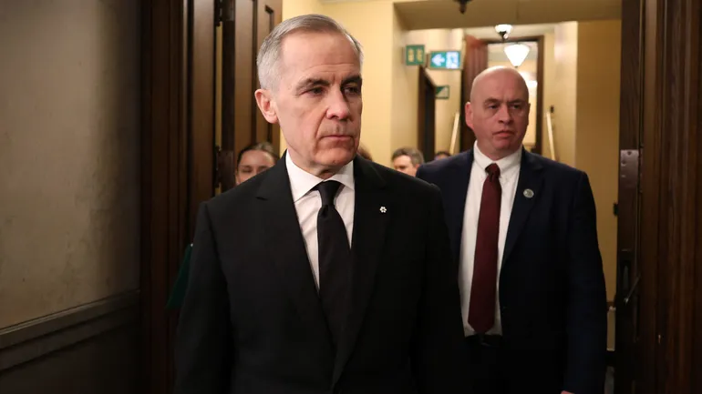 Le Premier ministre canadien Mark Carney entre à la Chambre des communes pour faire une déclaration sur la fusillade de masse à Tumbler Ridge, sur la Colline du Parlement, le 11 février 2026 à Ottawa, en Ontario.