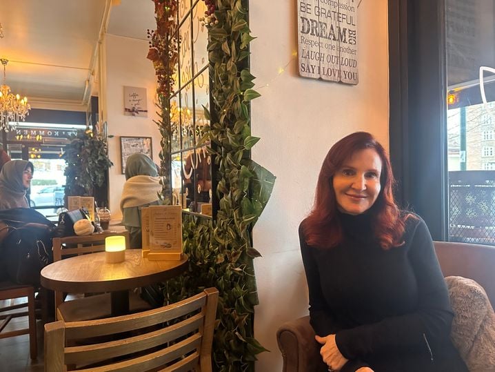 Cherie, Américaine, passe chaque année quelques mois à Copenhague. Elle assure que les habitants restent tout aussi gentils avec elle que les autres années, malgré un contexte géopolitique délicat.