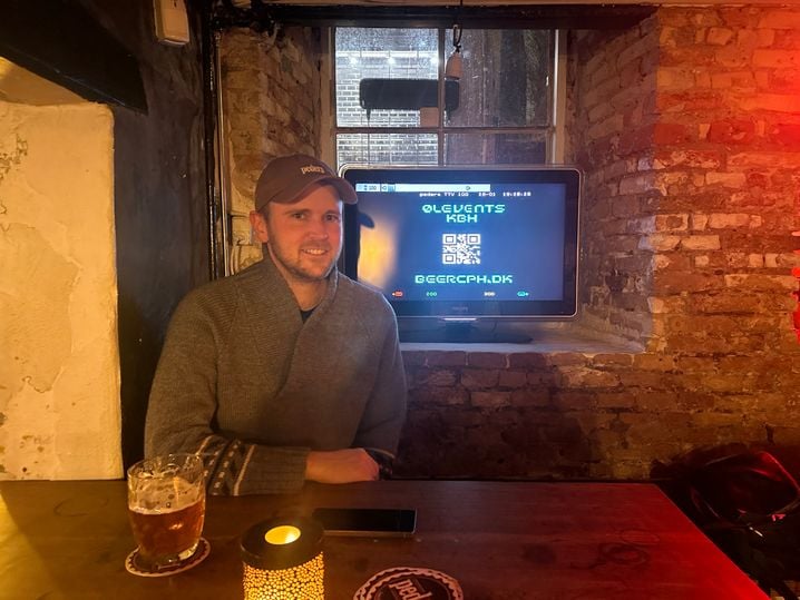 Jonas, barman, note la nouvelle « hystérie » qui gagne le Danemark.