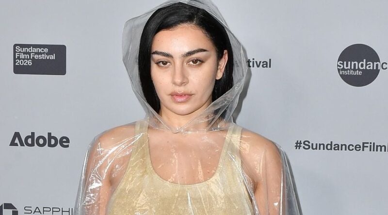 Gros backlash pour Jason Bateman après sa réflexion sur la maternité à Charli XCX