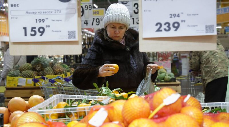 Guerre en Ukraine : inflation étouffante, « J’ai arrêté d’acheter du jus d’orange » en Russie