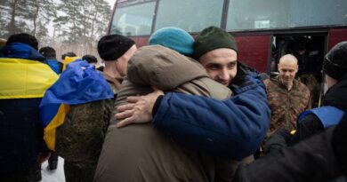 Guerre en Ukraine : Négociations décevantes, prisonniers heureux, Macron critiqué par la Russie