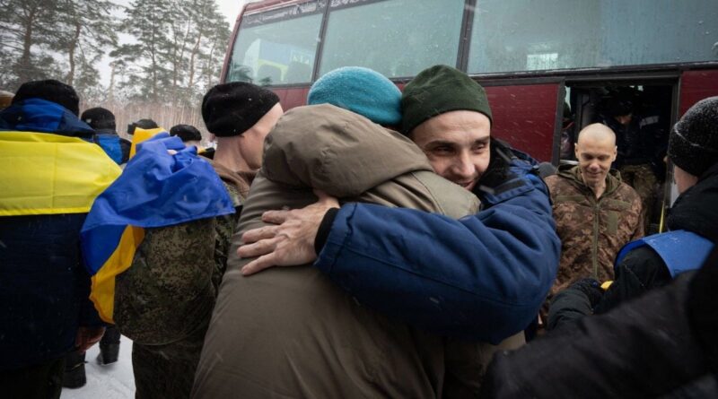 Guerre en Ukraine : Négociations décevantes, prisonniers heureux, Macron critiqué par la Russie