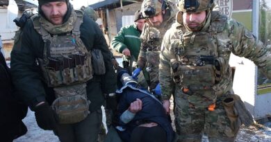 Guerre en Ukraine : Négociations tendues avec la Russie, marché bombardé.