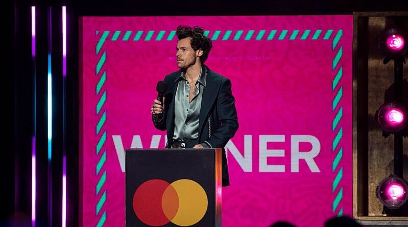 « Harry Styles ne cache pas avoir ri à l'enterrement de sa grand-mère »