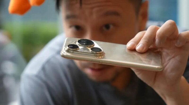 Huawei présente le Mate X7, son nouveau téléphone pliable, à Dubaï.