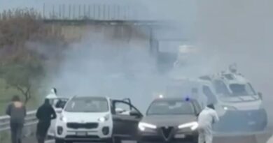 Impressionnantes images d'un fourgon braqué sur une route en Italie.