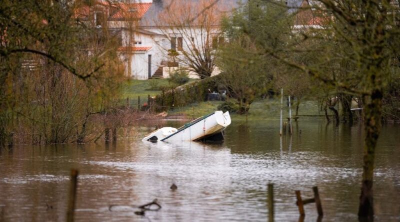 Inondations : Douze départements de l'ouest de la France en alerte orange
