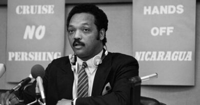 Jesse Jackson, pasteur et militant des droits civiques, meurt à 84 ans.