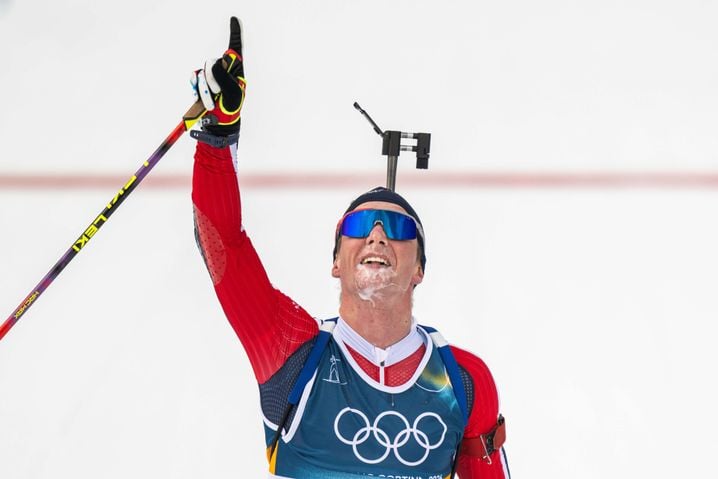 En franchissant la ligne d'arrivée en grand vainqueur de l'individuel des JO de Milan-Cortina, mardi à Anterselva, Johan-Olav Botn a levé le doigt au ciel en direction de son ami Sivert Bakken.