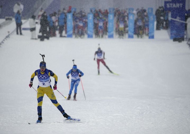 Ah, ces départs avec un léger décalage lié aux résultats du sprint, ça reste un sacré kif. Deuxième sur ce format aux JO de Pékin 2022, la Suédoise Elvira Oberg est ici devant Dorothea Wierer.