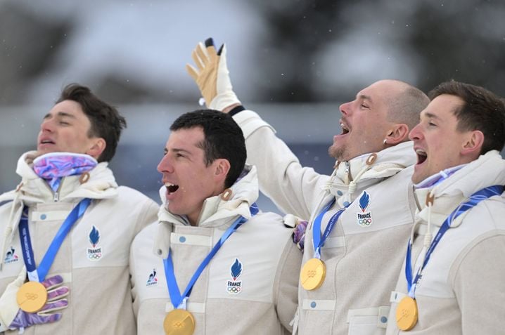 Ajoutez donc leader de chorale sur la « Marseillaise » au palmarès des JO 2026 d'Emilien Jacquelin (en 3e position sur la photo), on n'est plus à ça près.