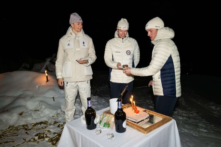 Le médaillé d'argent français de l'individuel Eric Perrot avait été invité à partager un gâteau avec les Norvégiens Sturla Lægreid et Johan-Olav Botn, le 10 février après l'individuel des JO à Anterselva.