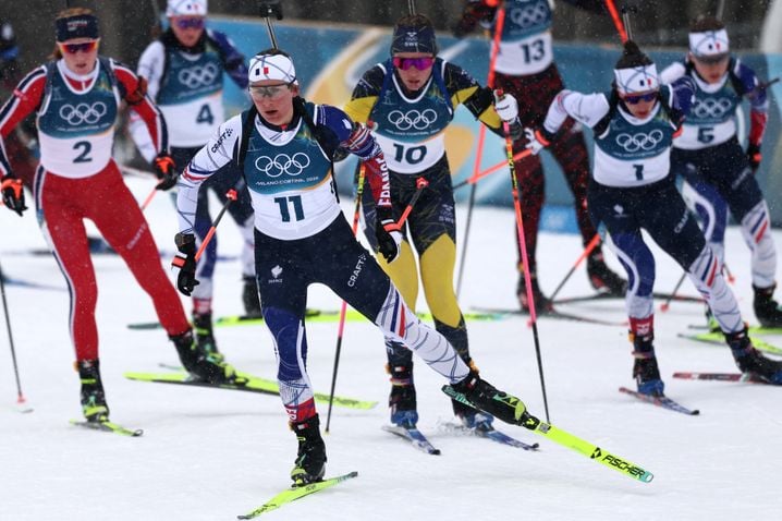La Française Justine Braisaz-Bouchet (au premier plan) n'a pu être à l'avant de la course que jusqu'au deuxième tir couché. Ses deux pénalités à ce moment-là ont marqué la fin de ses ambitions sur la mass-start olympique d'Anterselva.