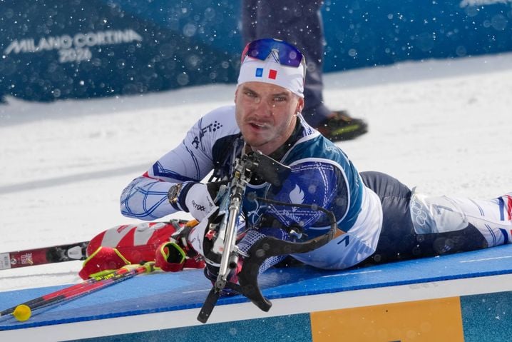Le Français Emilien Jacquelin s'apprête à tirer lors de la course de 15 kilomètres en départ groupé de biathlon masculin aux Jeux olympiques d'hiver de 2026, à Anterselva, en Italie, le vendredi 20 février 2026. (Photo AP/David J. Phillip) /OLYDP116/26051503347557//2602201502