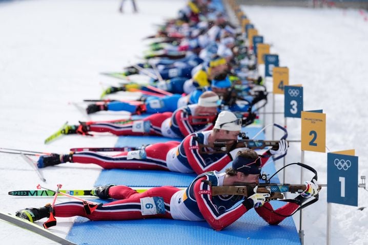 Sturla Holm Laegreid, de Norvège, en tête, participe à la course masculine de biathlon de 15 kilomètres avec départ groupé aux Jeux olympiques d'hiver de 2026 à Anterselva, en Italie, le vendredi 20 février 2026. (Photo AP/Mosa'ab Elshamy) /OLYAG121/26051496081685/2602201451