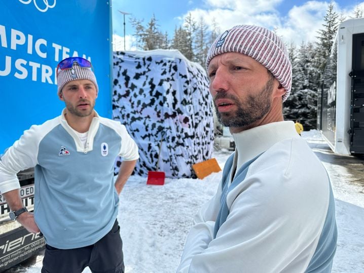 Grégoire Deschamps (à droite) et ici l'un de ses techniciens, Louis Schwartz, réalisent d'excellents Jeux olympiques, à l'image des biathlètes.