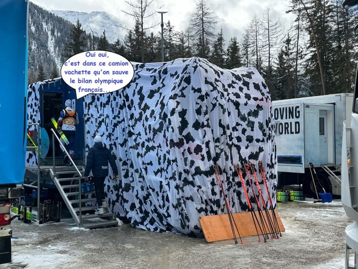 Et oui, de nombreux adversaires aimeraient bien découvrir les secrets de la réussite du biathlon tricolore, à l'intérieur de ce camion.