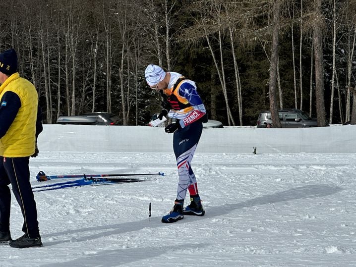 Avant les départs des courses, les techniciens français testent des dizaines de paires de ski, tout en prenant de nombreuses mesures pour connaître au mieux l'évolution de la neige.