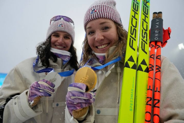 Les médaillées Océane Michelon et Julia Simon après la course de biathlon féminine de 12,5 kilomètres avec départ groupé aux Jeux olympiques d'hiver de 2026 à Anterselva, en Italie, le samedi 21 février 2026. (Photo AP/Mosa'ab Elshamy)