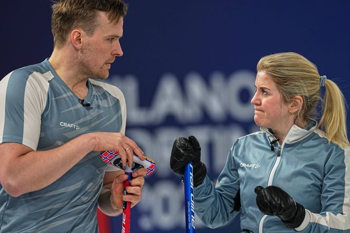 Les Norvégiens Magnus Nedregotten et Kristin Skaslien, ici en action lors des JO de Milan-Cortina 2026, ne sont pas parvenus à confirmer leur médaille d'argent olympique obtenue en 2022 à Pékin.