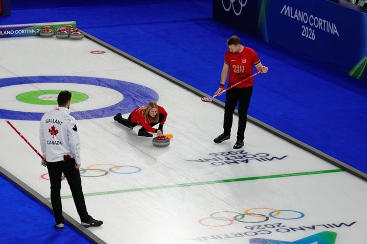 Le Canada a remporté l'ultime match entre couples face à la Suisse, lundi dans la patinoire de Cortina.