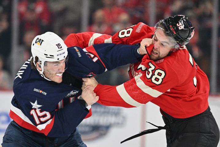 L'Américain Matthew Tkachuk (à gauche) et le Canadien Brandon Hagel ne s'étaient pas manqués, le 15 février 2025 à Montréal, lors d'un match du 4 Nations resté dans les mémoires en raison des nombreuses bagarres ayant d'emblée éclaté.