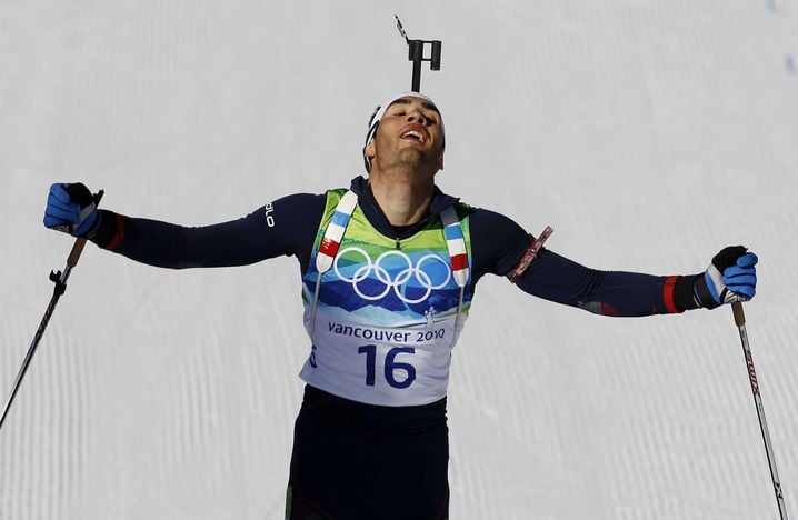 Martin Fourcade savourait sa première médaille olympique, le 21 février 2010 à Vancouver. En ignorant évidemment alors que l'argent se transformerait en or... seize ans plus tard !