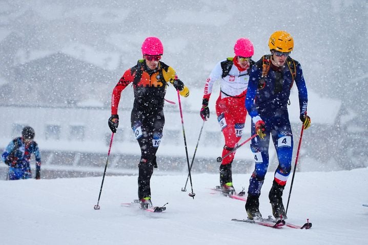 Le Français Thibault Anselmet (à droite) a remporté la médaille de bronze, ce jeudi dans l'épreuve du sprint de ski alpinisme, lancée pour la première fois aux JO.