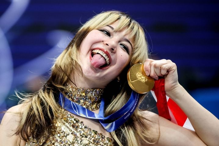 19 février 2026, Milan, Italie : ALYSA LIU, des États-Unis, est tout sourire après sa routine dans le programme de patinage libre en simple féminin des Jeux olympiques d'hiver de 2026 à la Milano Ice Skating Arena. Liu a remporté la médaille d'or. (Image de crédit : © Peter Kovalev/TASS via ZUMA Press) /20260219_ZAA_T113_741/Jim Colton/2602200032