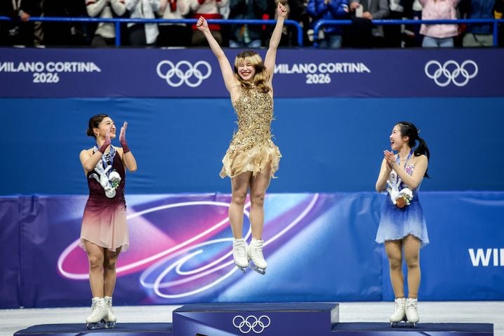 ITALIE, MILAN - 19 FÉVRIER 2026 : La Japonaise Kaori Sakamoto, 2e, l'Américaine Alysa Liu, 1re, et la Japonaise Ami Nakai (de gauche à droite), 3e, posent lors de la cérémonie de victoire de l'épreuve féminine de patinage artistique aux Jeux olympiques d'hiver de 2026 à la Milano Ice Skating Arena (Crédit image : © Peter Kovalev/TASS via ZUMA Press) /20260219_ZAA_T113_745/Zeuma Press S/2602200022