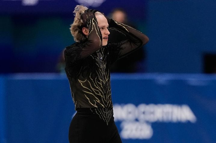 L'Américain Ilia Malinin s'est pris la tête à deux mains dès la fin de son programme libre. Il a difficilement contenu ses larmes à la suite de cet échec retentissant.