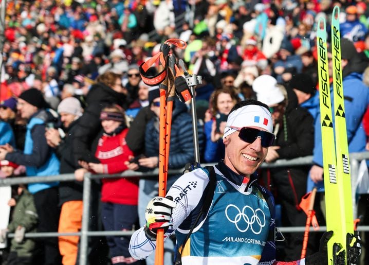 Tout sourire, Quentin Fillon Maillet savoure sa quatrième médaille récoltée sur ces JO de Milan-Cortina, ce vendredi à Anterselva.