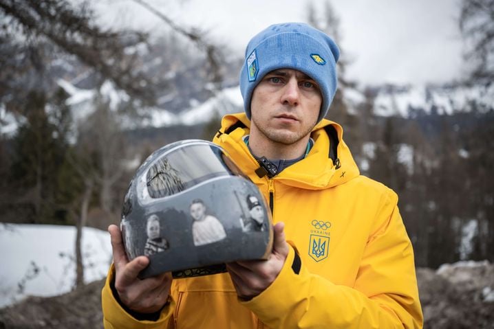 Vladyslav Heraskevych a tenté en vain de participer au tournoi de skeleton des JO d'hiver 2026 avec ce masque hommage à une vingtaine de victimes de la guerre en Ukraine.