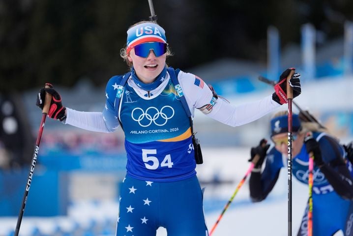 La biathlète américaine Margie Freed, ici lors du relais mixte des JO de Milan-Cortina dimanche, conclu à la 14e place par son équipe.