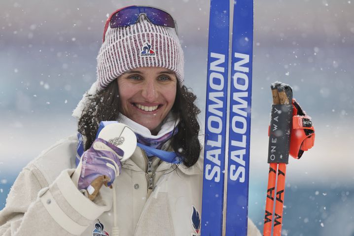 Julia Simon avec sa quatrième et dernière médaille, samedi, à Antholz-Anterselva.