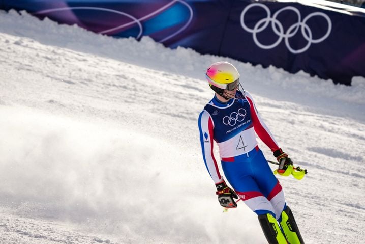 Déjà à la peine en première manche du slalom olympique, le tenant du titre Clément Noël a voulu prendre des risques en deuxième manche, et il a très vite enfourché deux portes. Ses JO 2026 auront été un échec.