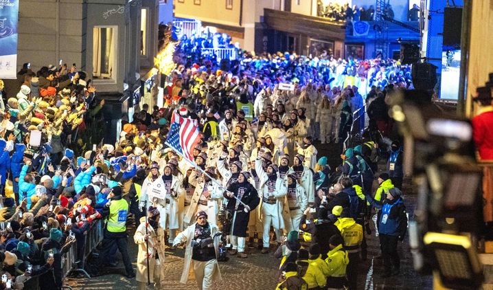 Loin de la classieuse cérémonie d'ouverture de Milan, des centaines d'athlètes ont lancé vendredi leurs Jeux olympiques par un simple défilé assez confidentiel, que ce soit à Livigno, à Predazzo, ou ici à Cortina d'Ampezzo.