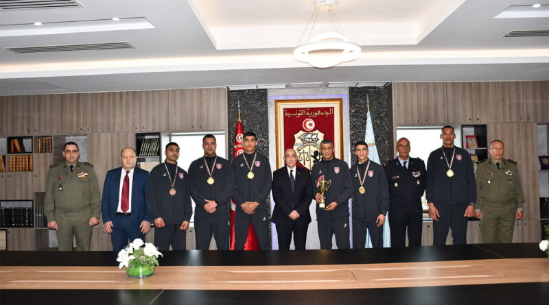 Khaled Sehili rend hommage à l'équipe militaire de boxe.