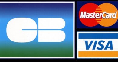 La Banque Postale intervient aussi contre Visa et Mastercard.