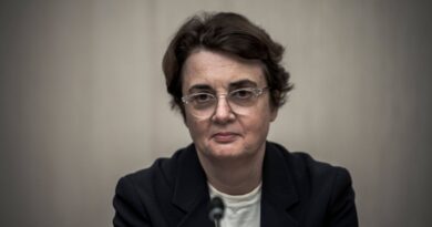 La présidente du musée du Louvre démissionne.