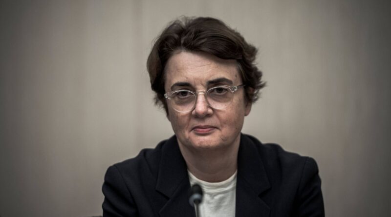 La présidente du musée du Louvre démissionne.